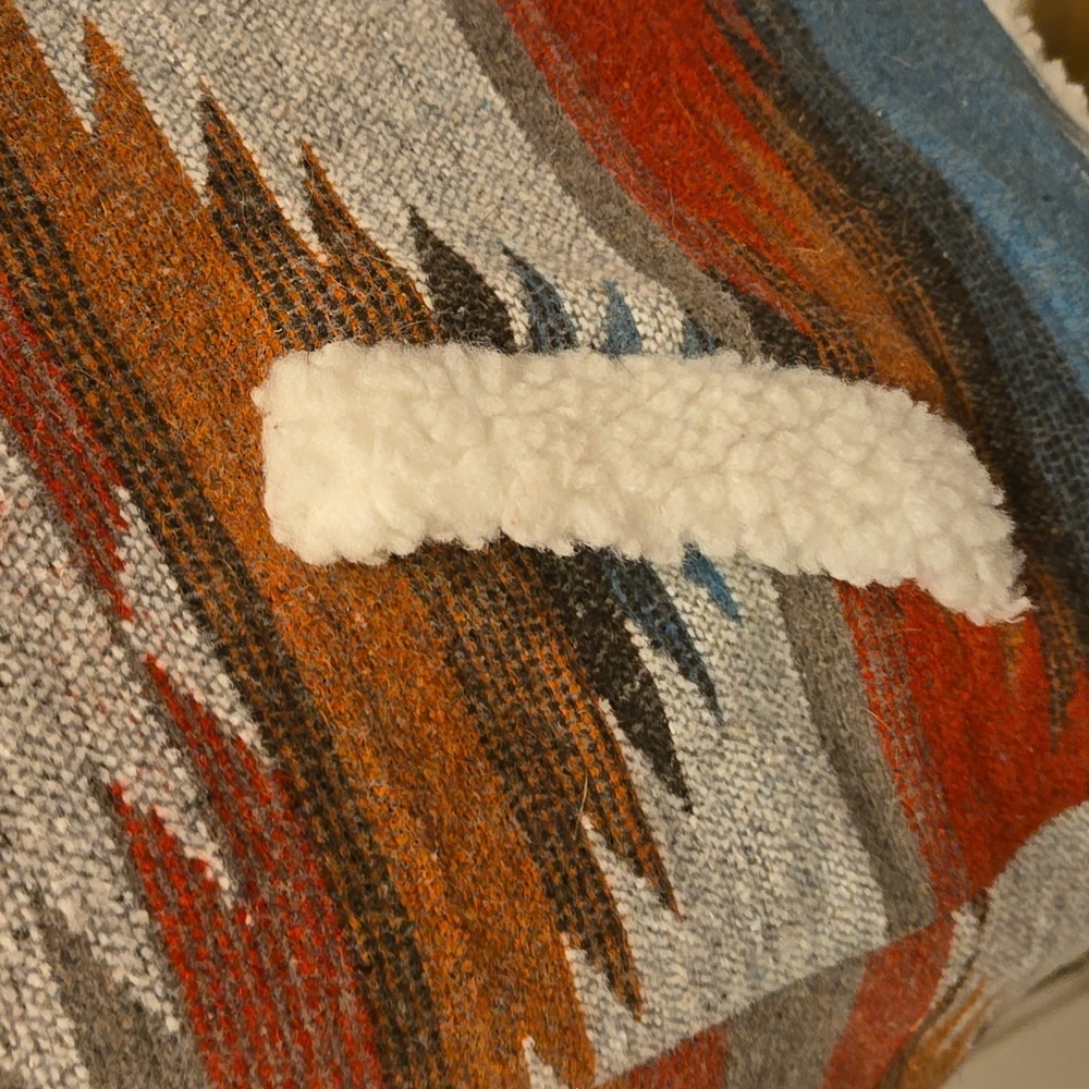 Veveret Southwestern Patterned Vest with Sherpa Lining - Picture 6 of 8
